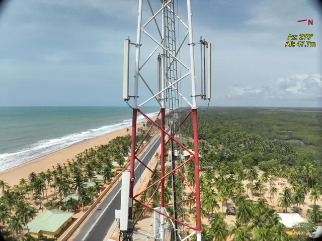 Pylône télécom en zone côtière vu par drone