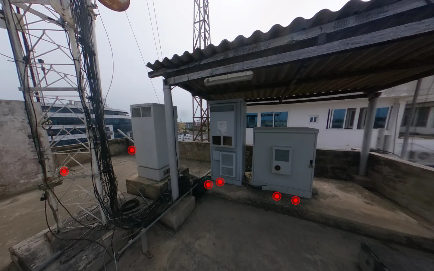 Tour 360° Infradesk : vue immersive de la terrasse technique du site GANHI, équipements repérés par des points d'annotation